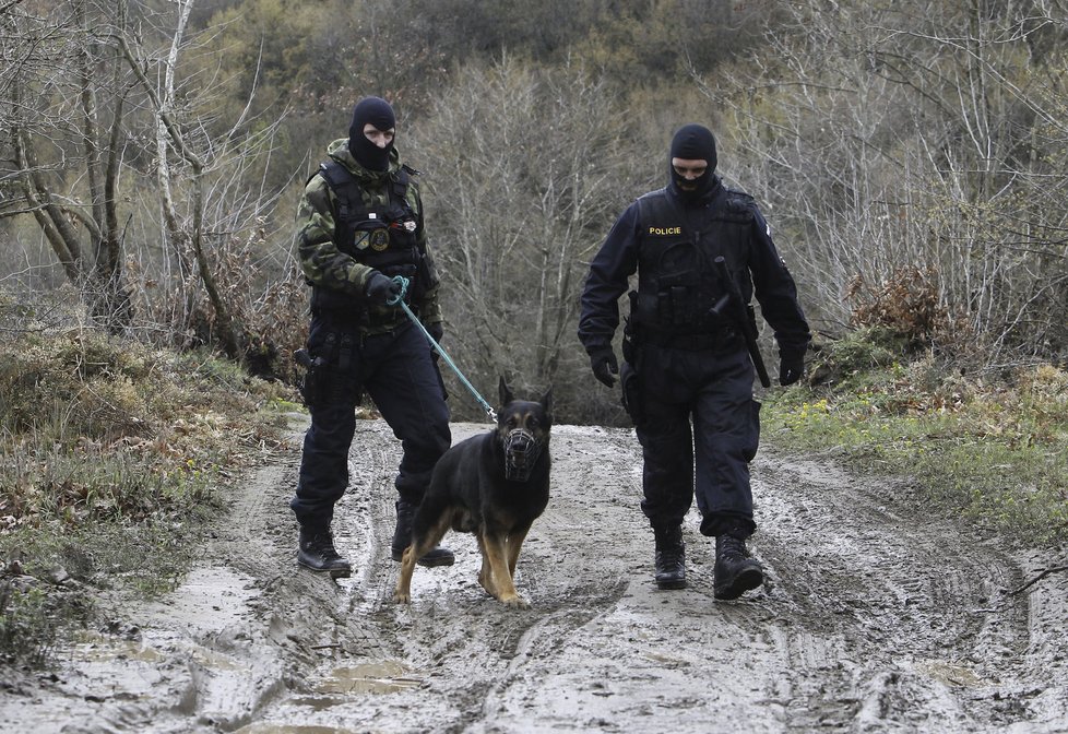 Čeští policisté na řecko-makedonské hranici při patrole