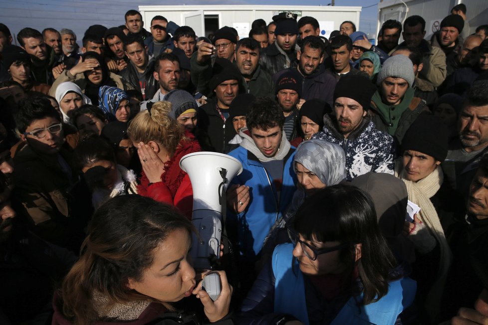Uprchlíci, kteří uvízli na řecko-makedonské hranici.