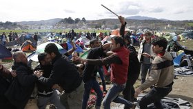 Šarvátka uprchlíků na řecko-makedonské hranici v provizorním uprchlickém táboře Idomeni
