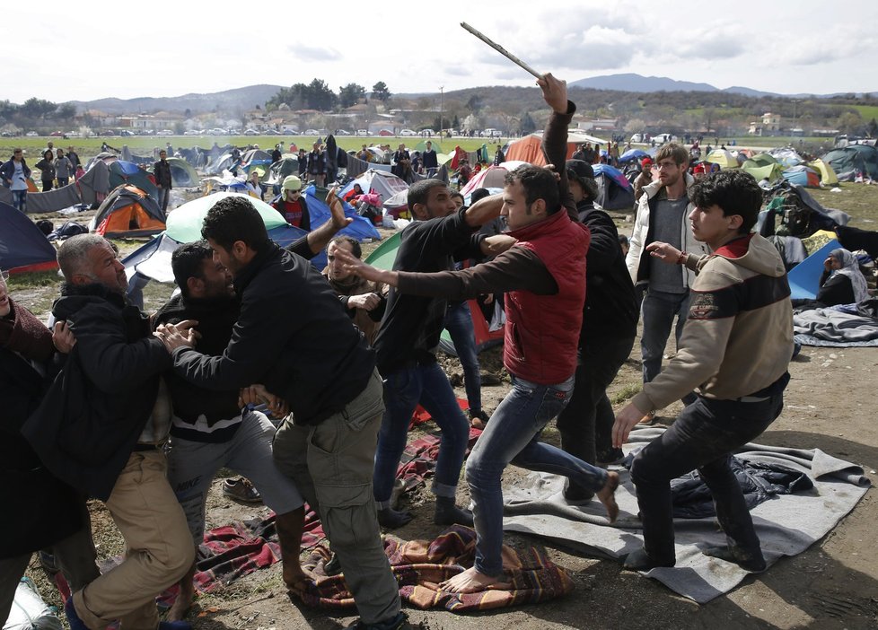 Šarvátka uprchlíků na řecko-makedonské hranici v provizorním uprchlickém táboře Idomeni