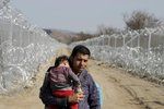 Uprchlíci na řecko-makedonské hranici: Afghánský uprchlík s dítětem
