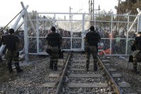 „Chováte se k migrantům rasisticky.“ Řecko děsí ploty a vyhrožuje i Česku
