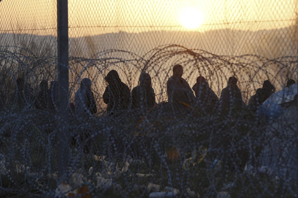 Uprchlíci na řecko-makedonské hranici, kde také vystavili ploty.