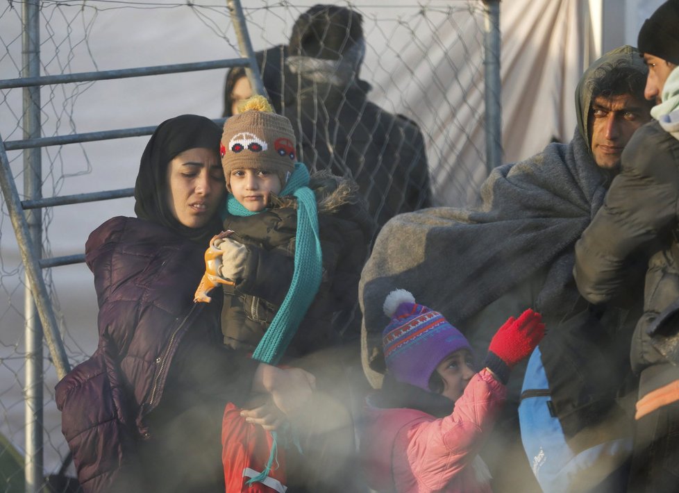 Uprchlíci na řecko-makedonské hranici, kde také vystavili ploty.