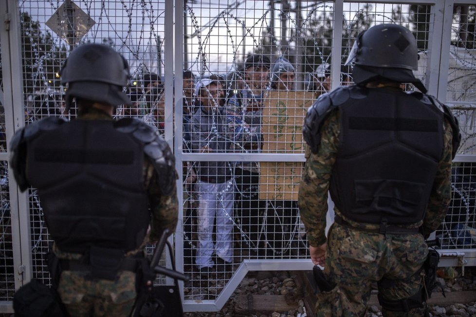 Uprchlíci na řecko-makedonské hranici, kde také vystavěli ploty