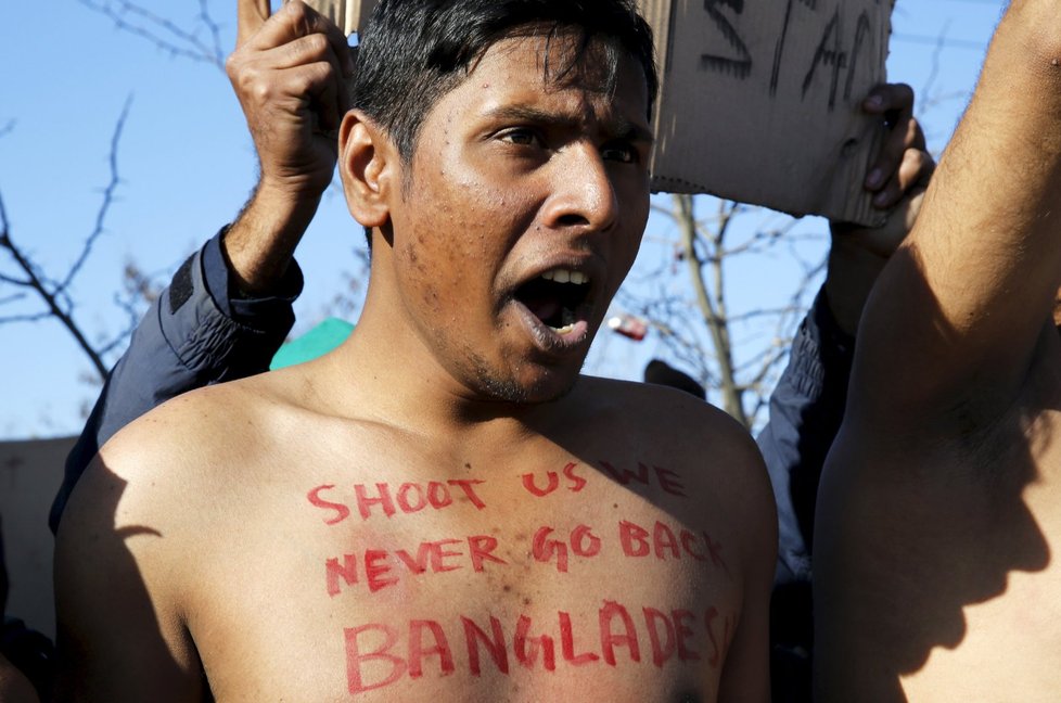 Mezi protestujícími jsou i Bangladéšané.