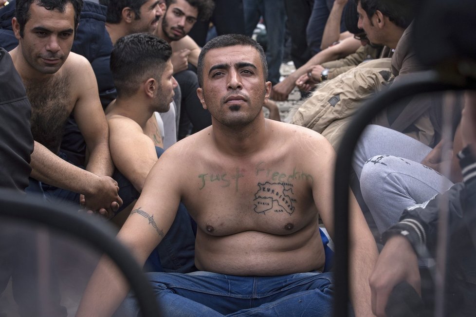 Íránec Hamid před tím, než si nechal zašít ústa. Chce držet protestní hladovku.