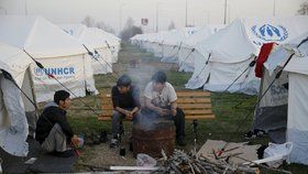 Uprchlický tábor u řeckého města Polikastro a běženci u ohniště