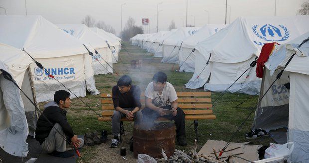 Haly pro uprchlíky lehly v Řecku popelem. „Může za to žhář,“ tvrdí hasiči
