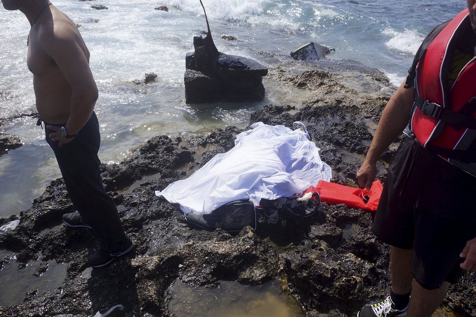 Ve vlnách Středozemního moře zemřela až tisícovka uprchlíků.