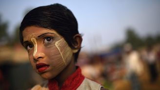 Obrazem: Rohingské dívky v táborech pro uprchlíky. Líčí se starou asijskou pastou Thanaka, aby zapomněly