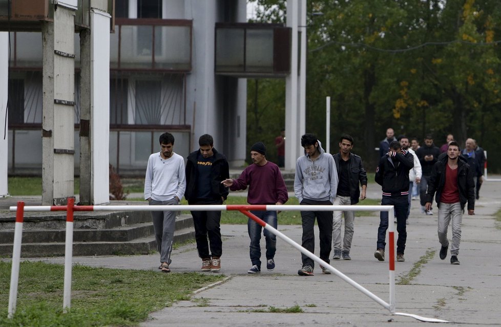 Uprchlíci ve slovenském uprchlickém táboře v Gabčíkovu