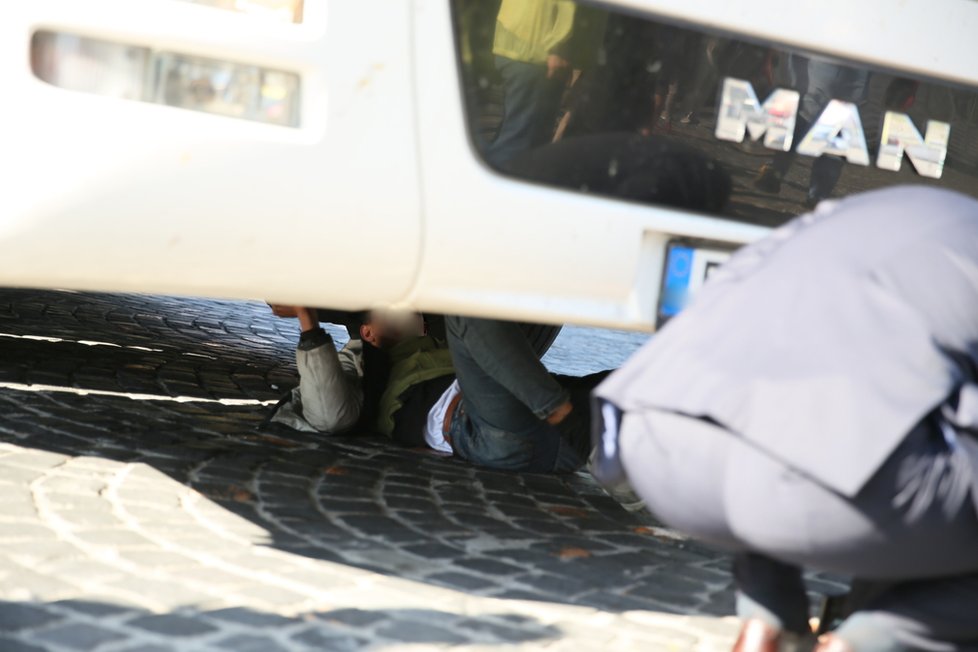 Český autobus dovezl na Slovensko dvojici migrantů.