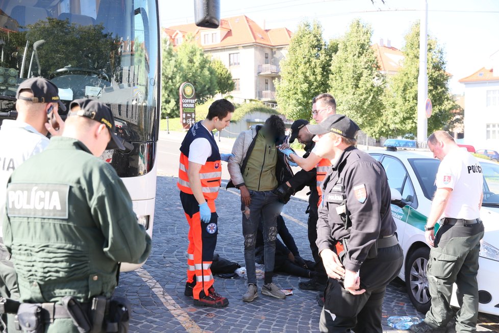 Český autobus dovezl na Slovensko dvojici migrantů.