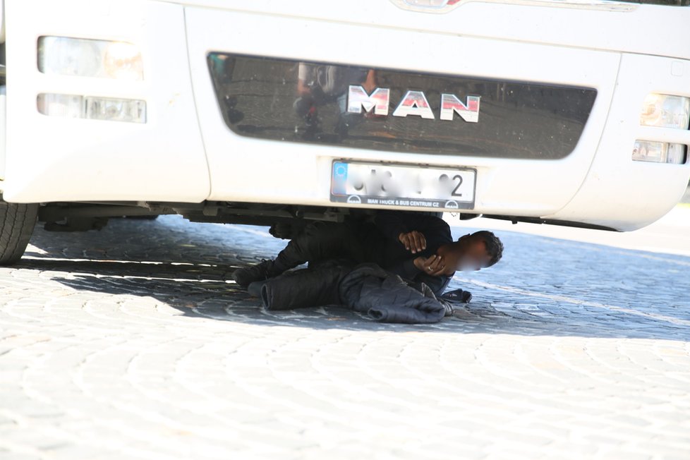 Český autobus dovezl na Slovensko dvojici migrantů.