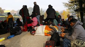 Uprchlíci čekají na vpuštění do provizorního tábora na hranicích Slovinska a Chorvatska.