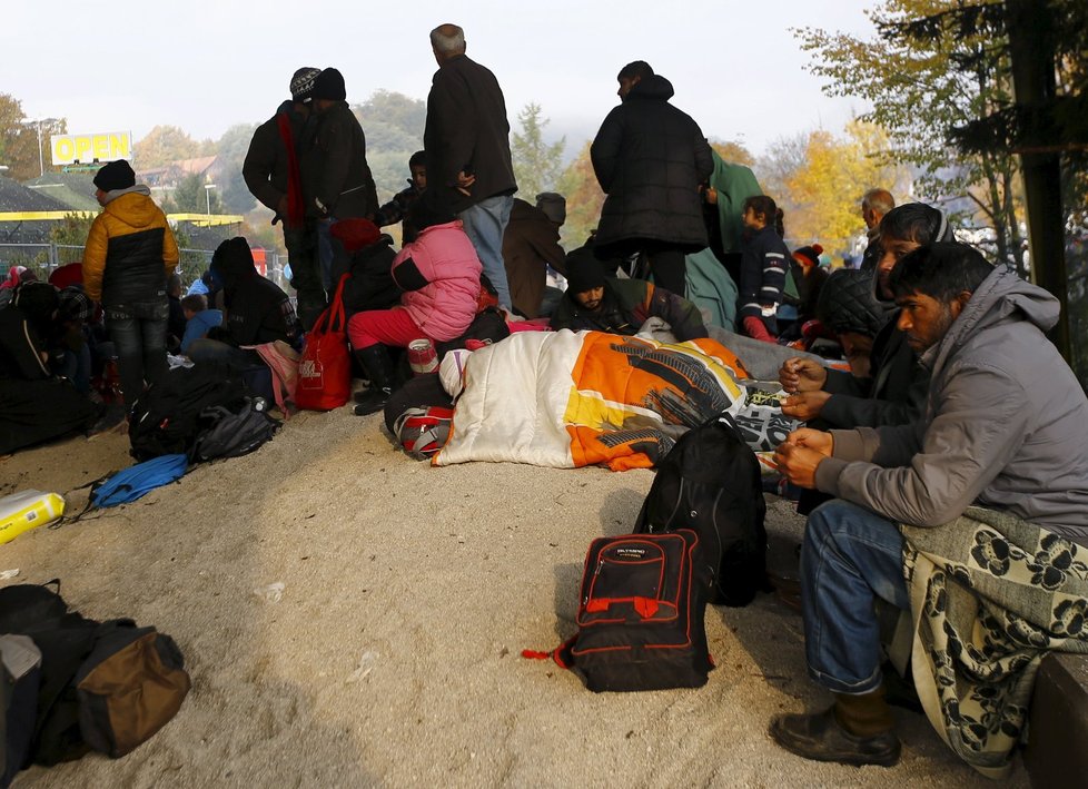 Uprchlíci čekají na vpuštění do provizorního tábora na hranicích Slovinska a Chorvatska.