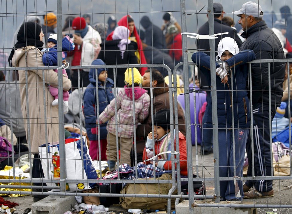 Uprchlíci čekají na vpuštění do provizorního tábora na hranicích Slovinska a Chorvatska.