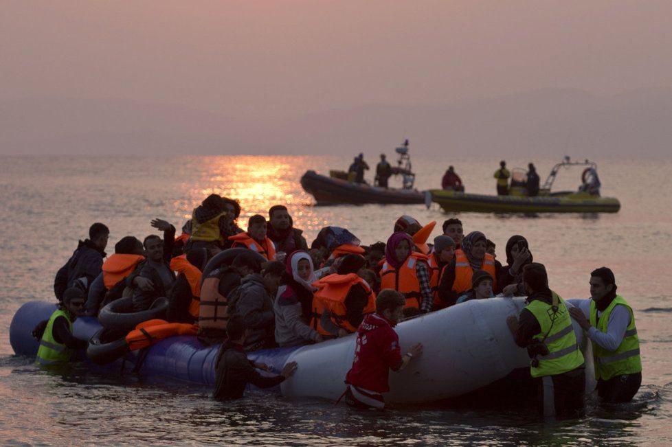 Na moři během plavby z Turecka do Řecka zemřelo od soboty pět lidí. Dva migranti byli dnes nalezeni mrtví na lodi, která připlula na řecký ostrov Lesbos. Pravděpodobně utrpěli infarkt.