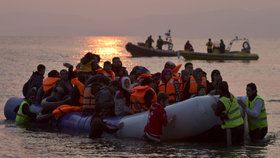 Uprchlíci se zkouší dostat do Evropy často na gumových člunech. Pro některé z nich ale plavba končí smrtí. (Ilustrační foto)