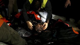 Na moři během plavby z Turecka do Řecka zemřelo od soboty pět lidí. Dva migranti byli dnes nalezeni mrtví na lodi, která připlula na řecký ostrov Lesbos. Pravděpodobně utrpěli infarkt.