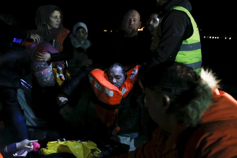 Na moři během plavby z Turecka do Řecka zemřelo od soboty pět lidí. Dva migranti byli dnes nalezeni mrtví na lodi, která připlula na řecký ostrov Lesbos. Pravděpodobně utrpěli infarkt.