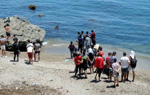 Desítky migrantů skončily na Krétě. Mířily na sousední ostrov, který praská ve švech
