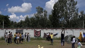 Stovky uprchlíků uvízly na maďarsko-srbských hranicích. Vznikne tam druhé Idomeni?