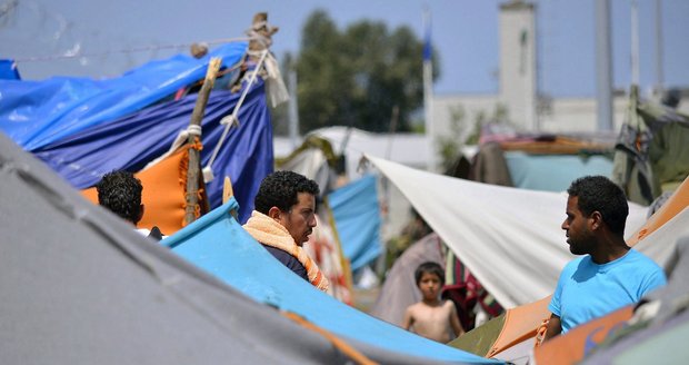 Vznikne Idomeni 2? Stovky uprchlíků uvízly na srbsko-maďarských hranicích