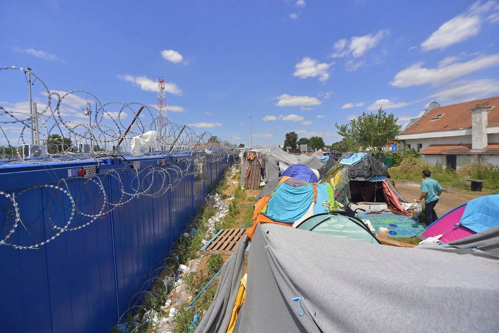 Stovky uprchlíků uvízly na maďarsko-srbských hranicích. Vznikne tam druhé Idomeni?