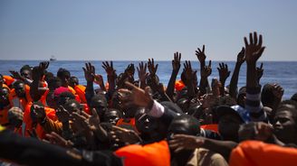 Itálie nezvládá nápor migrantů, pomoc zemi přislíbila Merkelová