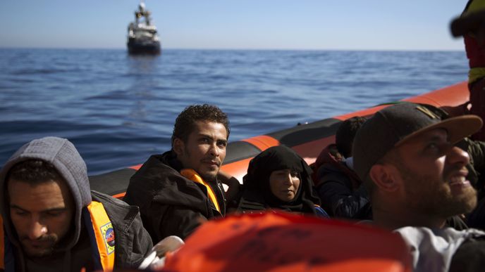 Migrace přes Středozemní moře trhá rekordy. Během třech dnů koncem června 2017 tu agentura Frontex zastavila 10 tisíc uprchlíků.