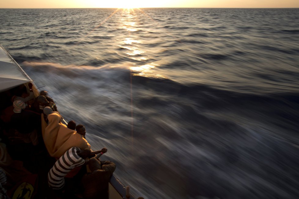 Migrace přes Středozemní moře trhá rekordy. Během třech dnů koncem června 2017 tu agentura Frontex zastavila 10 tisíc uprchlíků.