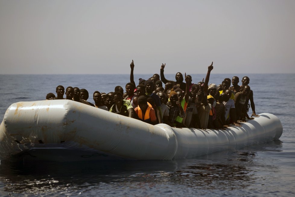 Řecká policie zadržela přes sedm desítek migrantů, kteří se snažili dostat do střední Evropy, a to buď pozemní cestou, nebo letecky. Cizinci zadržení v okolí letiště v Soluni na severu země měli padělané pasy. (Ilustrační foto)