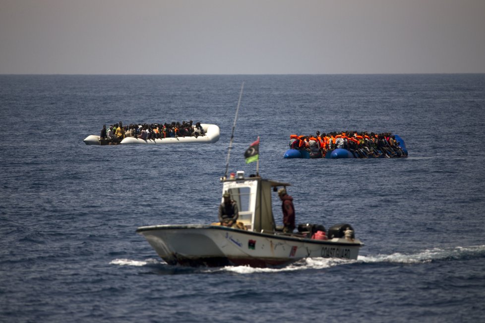 Řecká policie zadržela přes sedm desítek migrantů, kteří se snažili dostat do střední Evropy, a to buď pozemní cestou, nebo letecky. Cizinci zadržení v okolí letiště v Soluni na severu země měli padělané pasy. (Ilustrační foto)