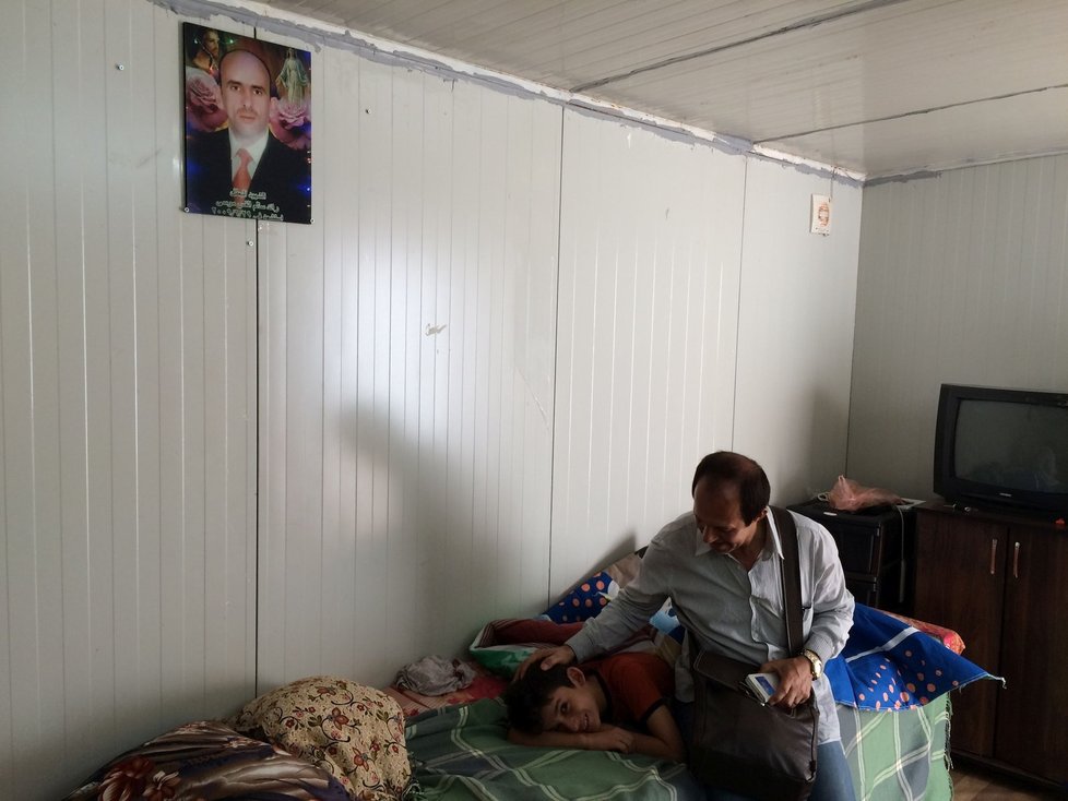 Rodina si fotku otce pověsila i v provizorním ubytování uprchlického tábora v Erbílu.