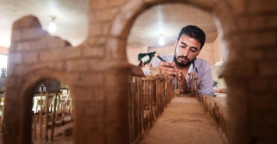 Syrští uprchlíci staví miniatury památek, které jim zničila válka