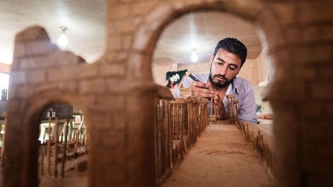 Syrští uprchlíci staví miniatury zničených památek.