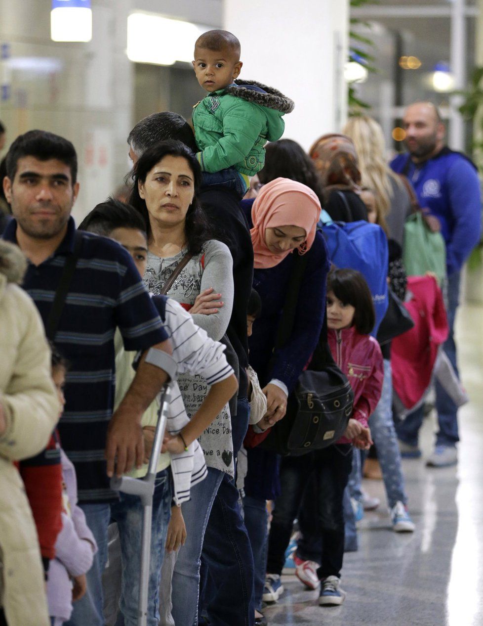 EU začala vydávat peníze přes platební karty migrantům v Turecku.