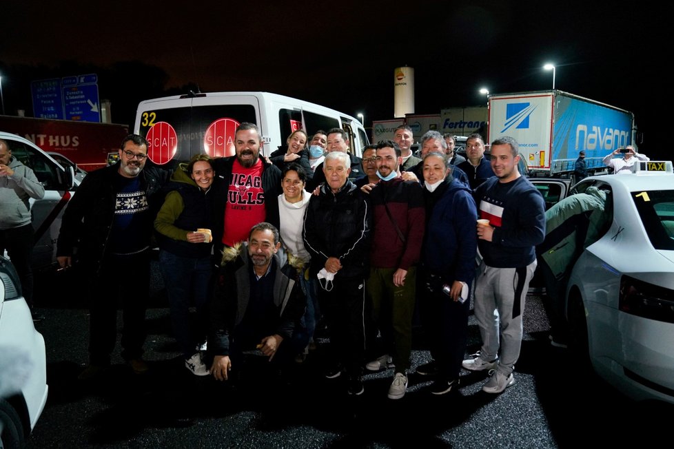 Taxikáři z Madridu vezou humanitární pomoc, zpátky vezmou běžence.
