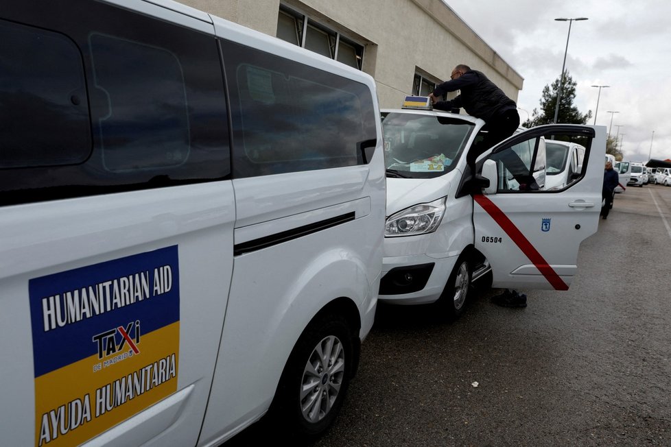 Taxikáři z Madridu vezou humanitární pomoc, zpátky vezmou běžence.