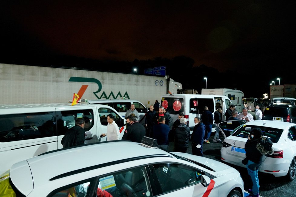 Taxikáři z Madridu vezou humanitární pomoc, zpátky vezmou běžence.