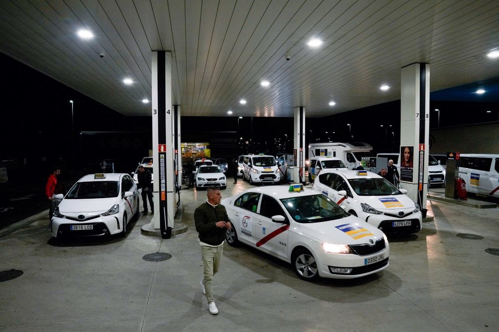 Taxikáři z Madridu vezou humanitární pomoc, zpátky vezmou běžence.