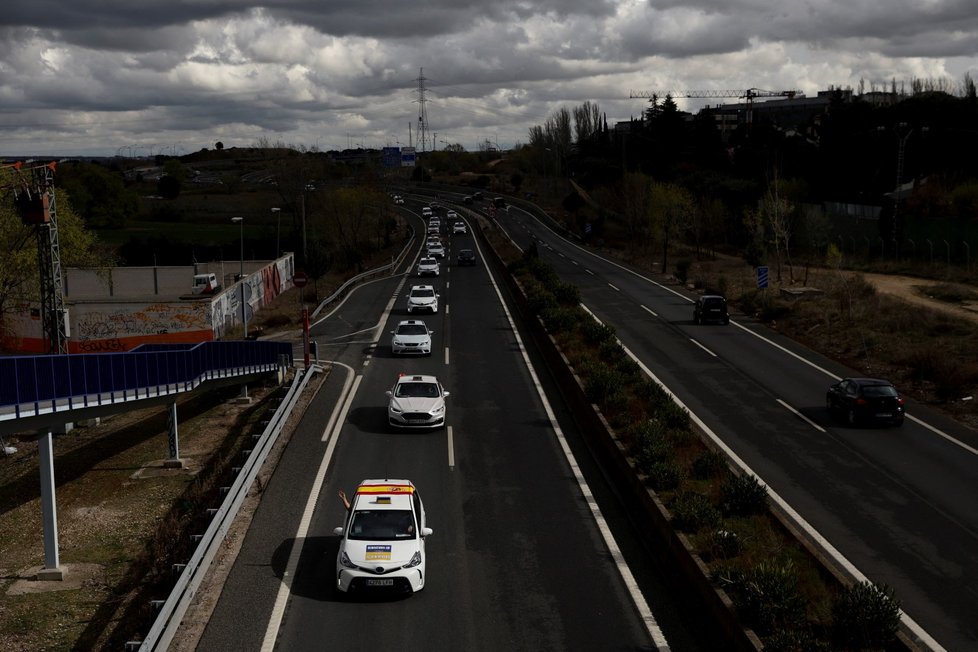 Taxikáři z Madridu vezou humanitární pomoc, zpátky vezmou běžence.