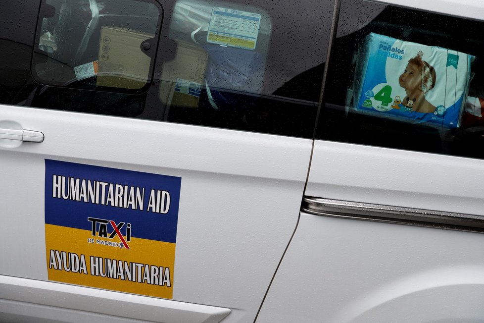 Taxikáři z Madridu vezou humanitární pomoc, zpátky vezmou běžence.