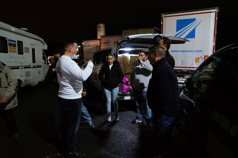 Taxikáři z Madridu vezou humanitární pomoc, zpátky vezmou běžence.