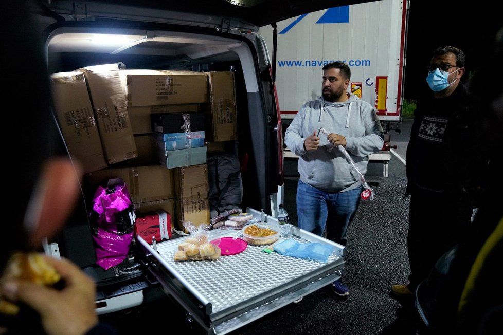 Taxikáři z Madridu vezou humanitární pomoc, zpátky vezmou běžence.