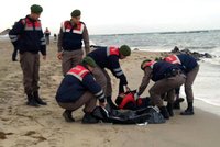 Moře vyplavilo 21 utonulých uprchlíků, ve vlnách zemřely i děti