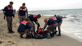 Moře vyplavilo 21 utonulých uprchlíků, ve vlnách zemřely i děti