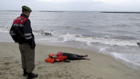 Moře vyplavilo 21 utonulých uprchlíků, ve vlnách zemřely i děti.